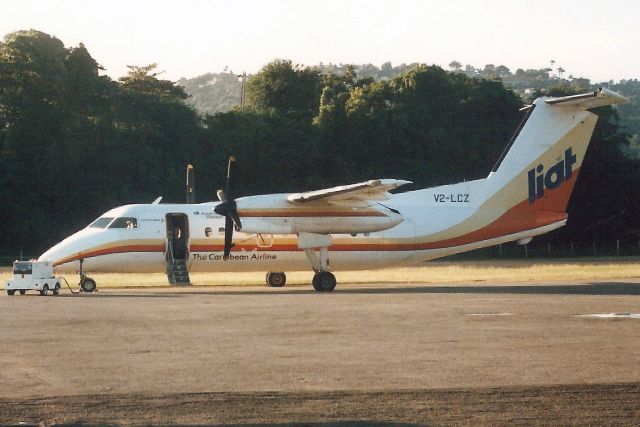 de Havilland Dash 8-100 (V2-LCZ) - Seen here in Dec-88.br /br /With LIAT from Sep-86 to Sep-01 when it became C-FEML.br /Registration cancelled 21-Dec-01. Broken up at CEA3.