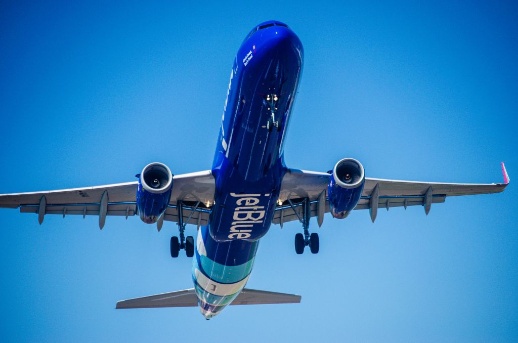 Airbus A321 (N957JB) - JetBlue A321 Taking off of Runway 12