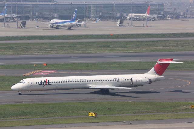 McDonnell Douglas MD-90 (JA8070)