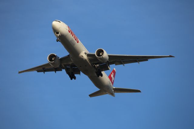 BOEING 777-300ER (HB-JNK)