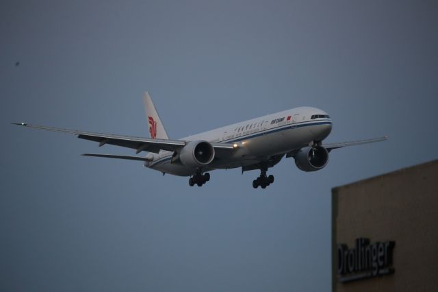BOEING 777-300ER (B-2038)