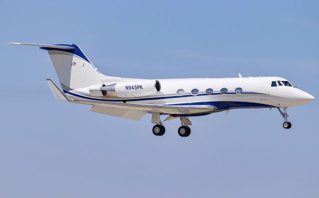 Gulfstream American Gulfstream 2 (N945PK) - A LOUD, smoky, and beautiful classic arriving in Kansas City as seen from the Signature ramp!