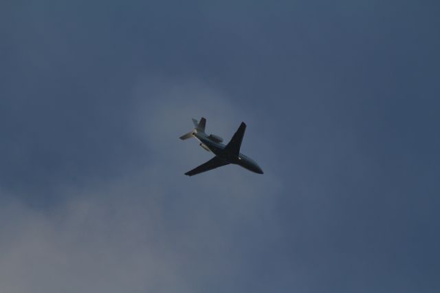 Dassault Falcon 900 (PH-ILC) - Dassault Falcon 900B, Jet Management Europe BV, flies above Nieuwkoop and going to land on Aalsmeerbaan at Schiphol.