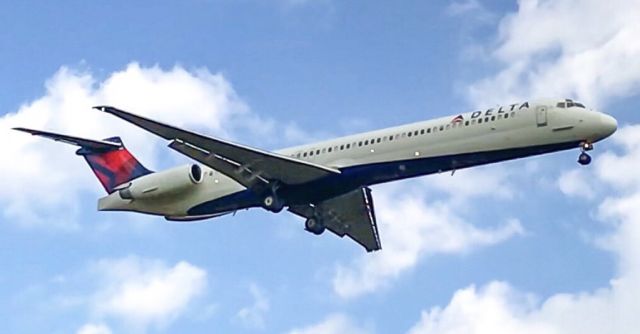 McDonnell Douglas MD-88 (N966DL) - On short final at GSP!