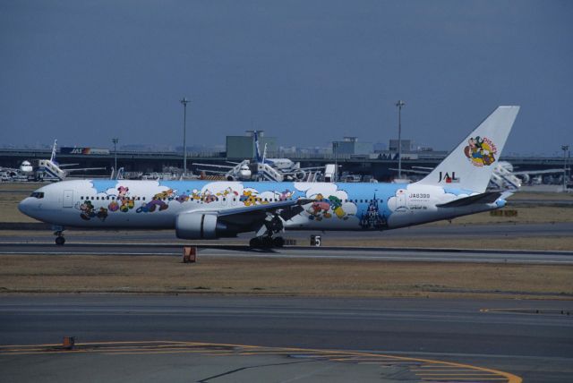 BOEING 767-300 (JA8399) - Landing at Tokyo-Haneda Intl Airport Rwy34L on 1995/02/12  "Resort Express c/s "