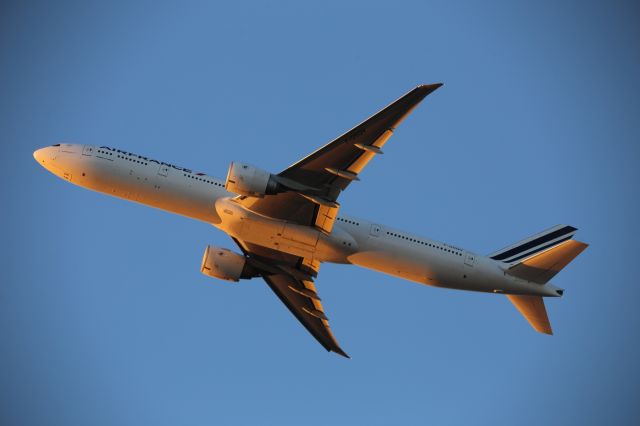 BOEING 777-300ER (F-GSQV)