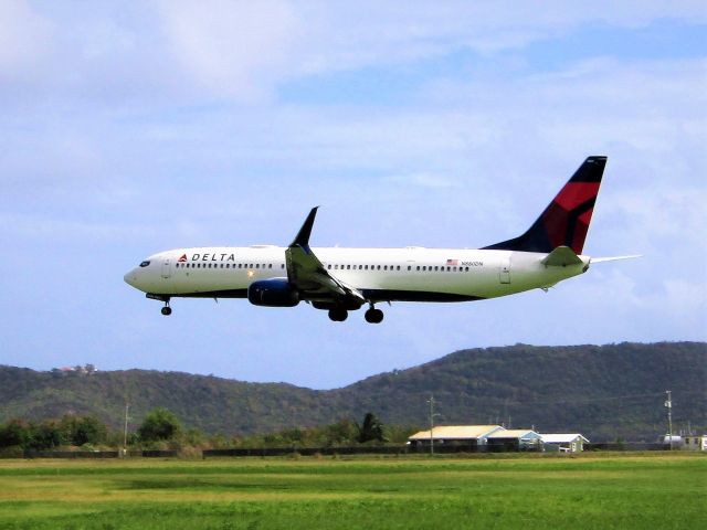 Boeing 737-900 (N880DN)