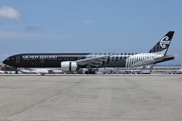 BOEING 777-300ER (ZK-OKQ) - Seconds after touchdown. 