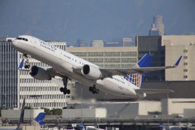 Boeing 757-200 (N588UA)