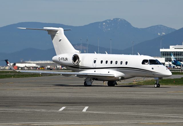 Embraer Phenom 300 (C-FSJR)