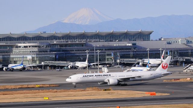 BOEING 777-300ER (JA738J)