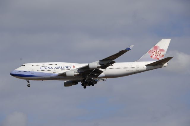 Boeing 747-400 (N186CL) - Final Approach to Narita Intl Airport R/W34L on 2011/1/1