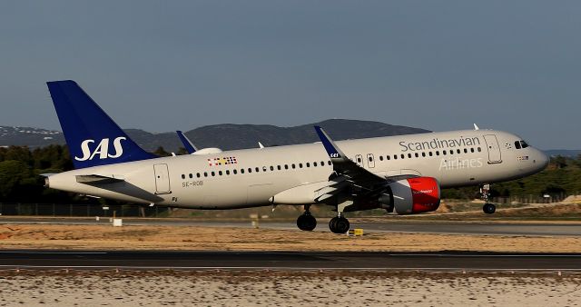 Airbus A320 (SE-ROB)