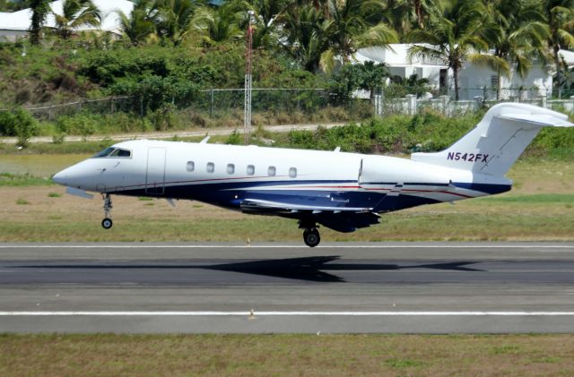 Bombardier Challenger 300 (N542FX)