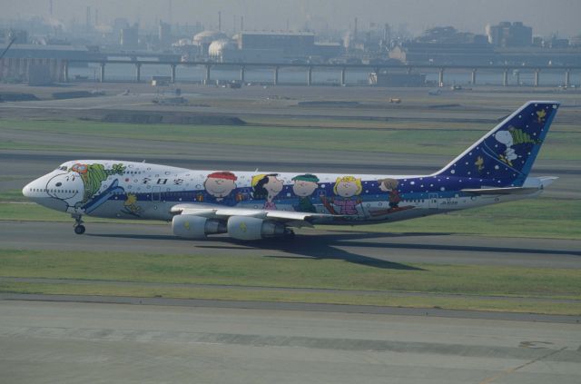 BOEING 747SR (JA8139) - Taxing at Tokyo-Haneda Intl Airport on 1997/12/05 " Skiing Snoopy c/s "