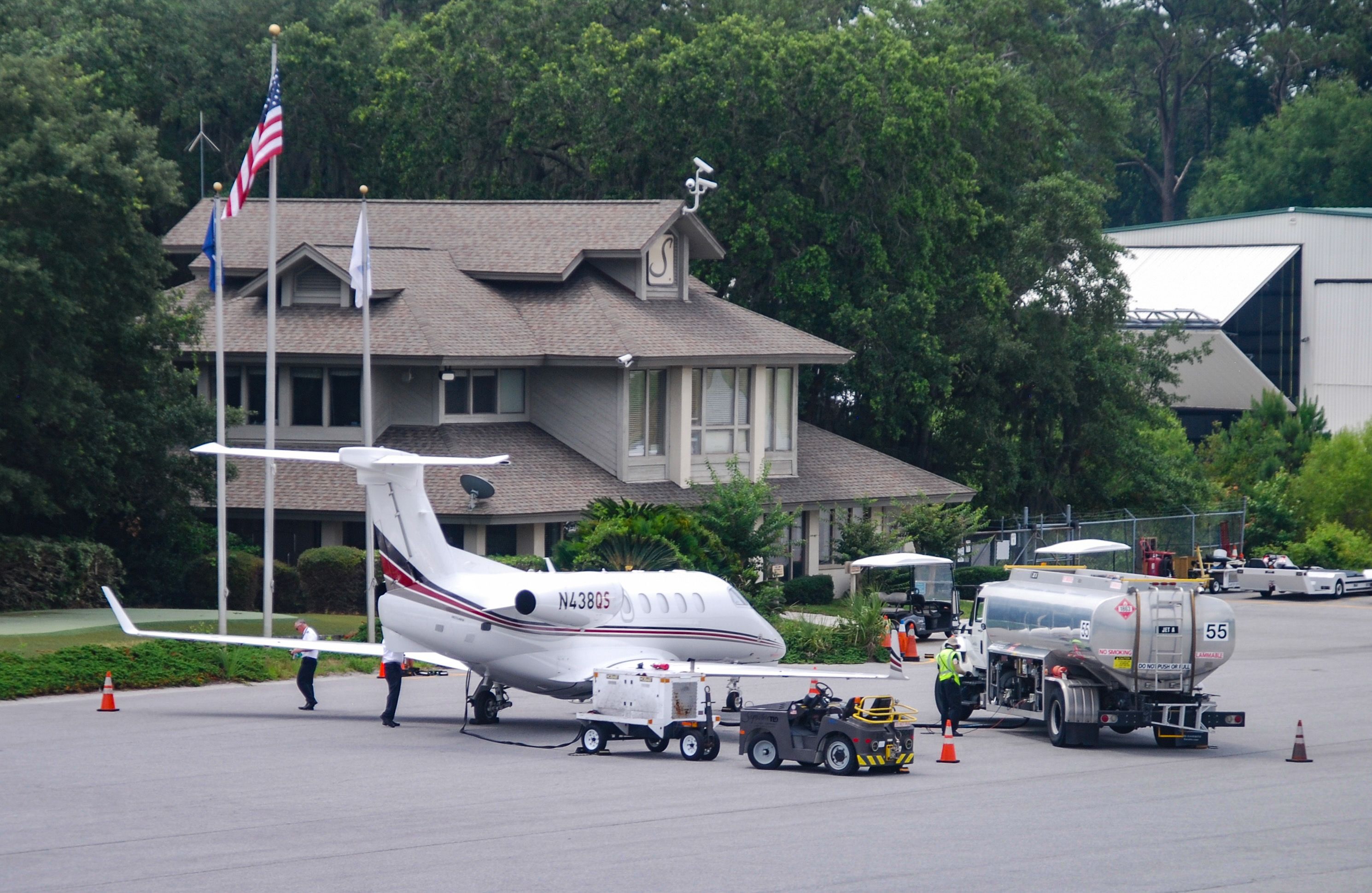 Embraer Phenom 300 (N438QS) - An overview of the Signature ramp on Hilton Head Island.  Viewed from the Hilton Head Helicopter Robinson coming back in after a sightseeing flight.    6/10/22.