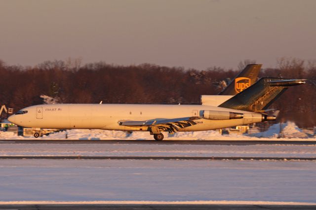 BOEING 727-200 (N726US) - JUS726 arriving on RWY 24R from Laredo Int’l airport (KLRD) amidst an early morning wintery backdrop on 2 Dec 2020.