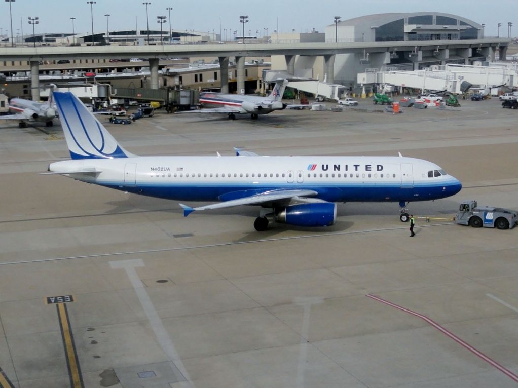 Airbus A320 (N402UA)