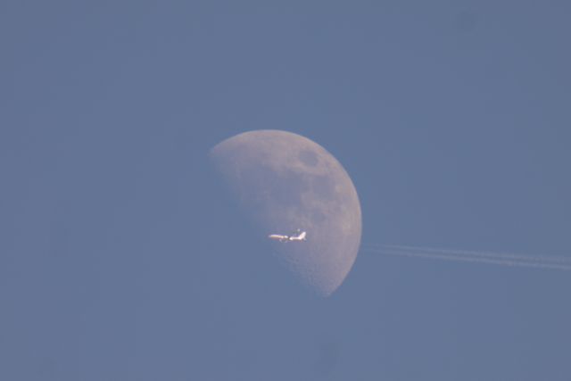 Boeing 757-200 (N181AN) - Crossing the moon