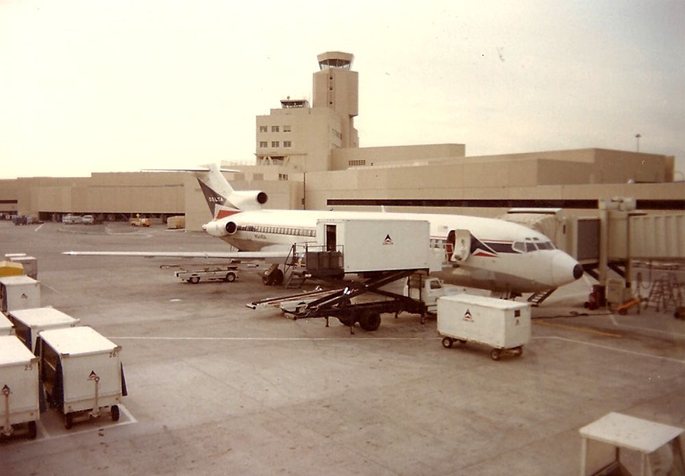 BOEING 727-200 (N544DA) - KSFO - Old workhorse, Delta 727-232/Adv at SFO getting refueled and loaded with food for the trip to Salt Lake City. Rare photo in this paint job.cn 22493/ln 1741