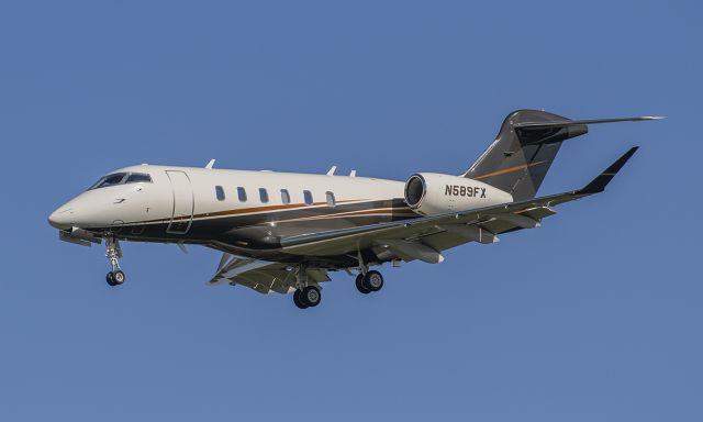 Bombardier Challenger 300 (N589FX) - Runway 20R arrival @KDPA. Flexjet 589.