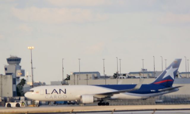 BOEING 767-300 (N418LA) - Pushback!!