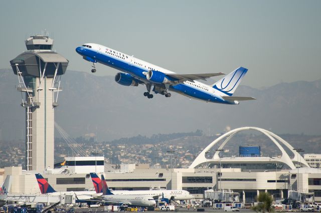 Boeing 757-200 (N526UA) - N526UA  B757-222  UAL  KLAX