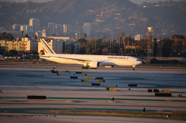 BOEING 777-300ER (F-GZNL)