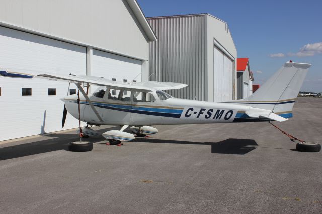 Cessna Skyhawk (C-FSMO) - C-FSMO Cessna 172K stationné à laéroport de Joliette CSG3 QC. le 12-08-2018.