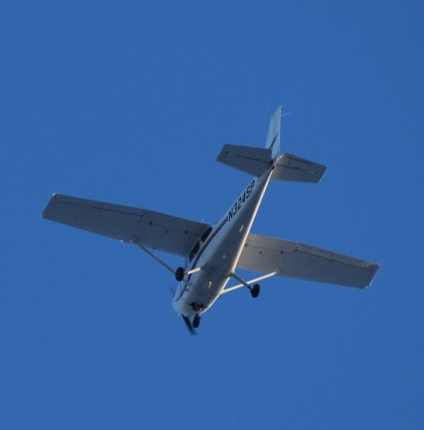 Cessna Skyhawk (N324SP) - N324SP Cessna 172 Skyhawk flyby 