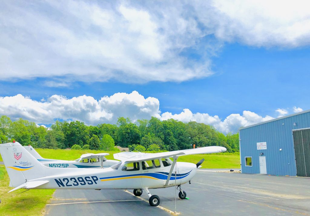 Cessna Skyhawk (N239SP) - Another beautiful day at Lake Norman!