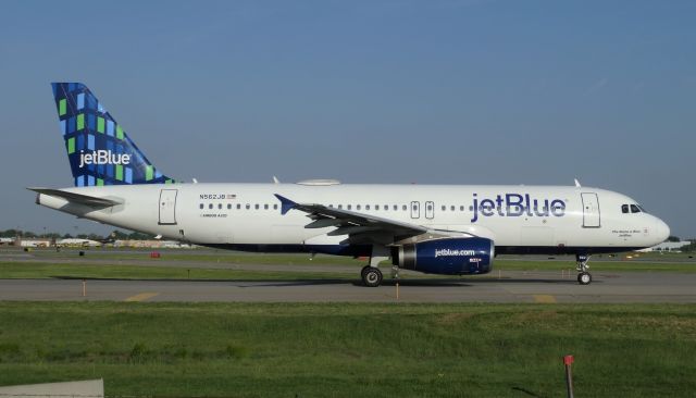 Airbus A320 (N562JB) - Jetblue A320 close up!