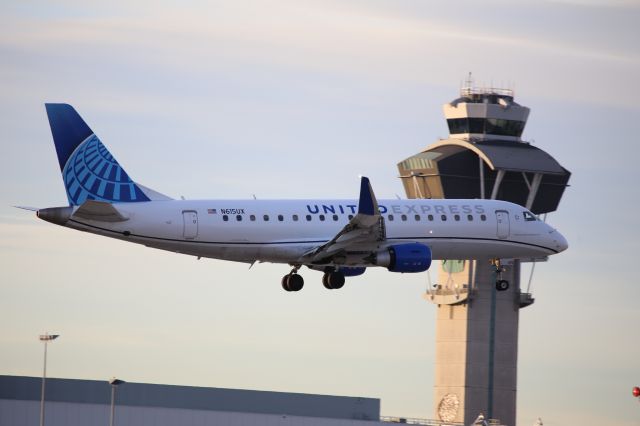 EMBRAER 175 (long wing) (N615UX)