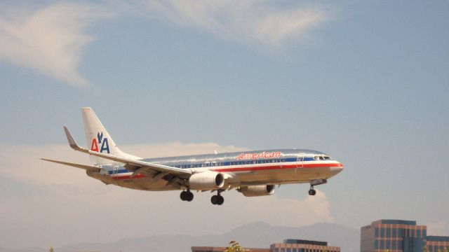 Boeing 737-800 (N950AN) - Landing on RWY 19R