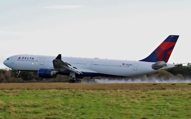 Airbus A330-300 (N811NW) - delta a330 n811nw landing at shannon 15/11/14.