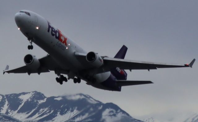 Boeing MD-11 (N574FE) - Takeoff from Runway 15-33