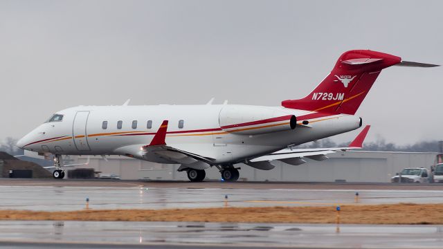 Bombardier Challenger 300 (N729JM)