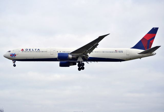 BOEING 767-400 (N841MH)