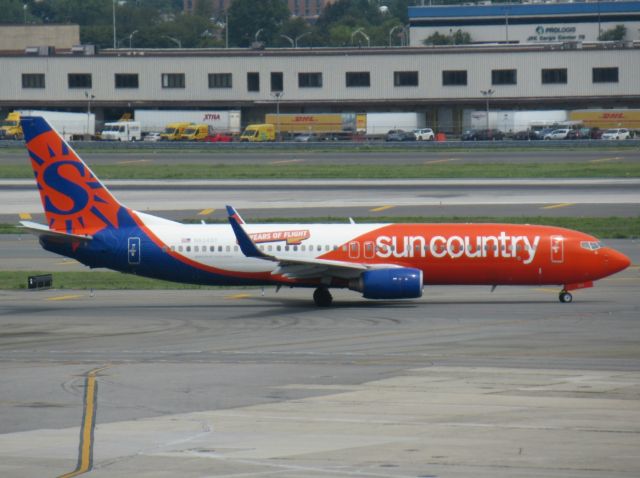 Boeing 737-800 (N834SY)