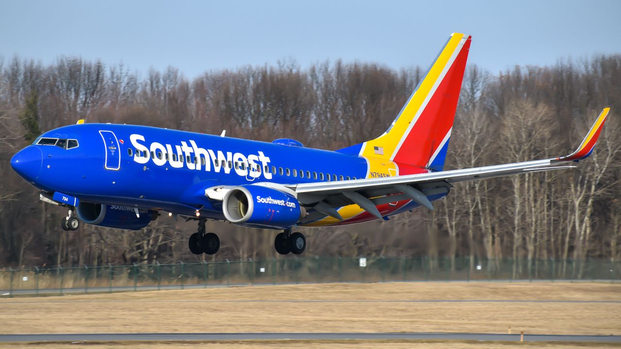 Boeing 737-700 (N794SW) - Southwest Airlines Boeing 737-700 landing on runway 28 from Fort Lauderdale