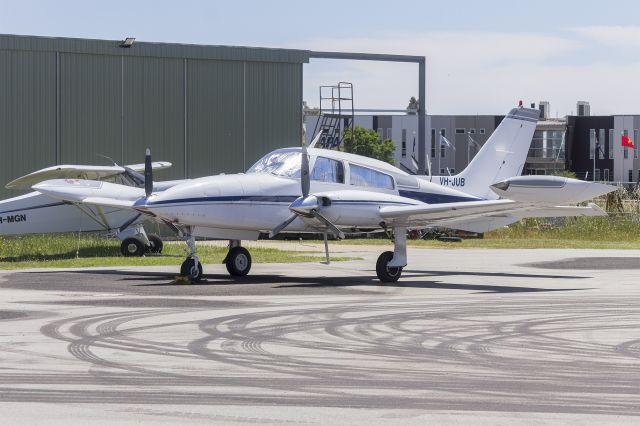 Cessna 310 (VH-JUB) - Wagga Air Centre (VH-JUB) Cessna 310R taxiing at Wagga Wagga Airport