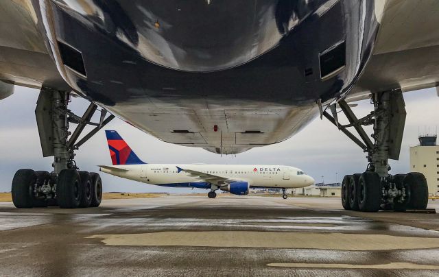 Boeing 777 (N703DN) - One of my favorite pics I’ve taken.  Both the 777 and A320 are flying Clemson down to Dallas for the 2019 College Football Playoffs.