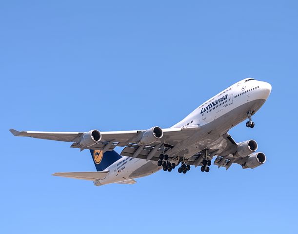 Boeing 747-400 (D-ABVW) - Lufthansa 442 Heavy landing runway 21L, subbing in for the 787.br /br /2/26/2023