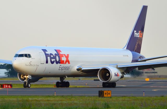 BOEING 767-300 (N141FE) - FedEx 763 pulling off 24 at KBDL