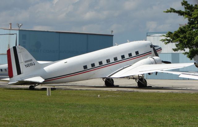 Douglas DC-3 (N8WJ)