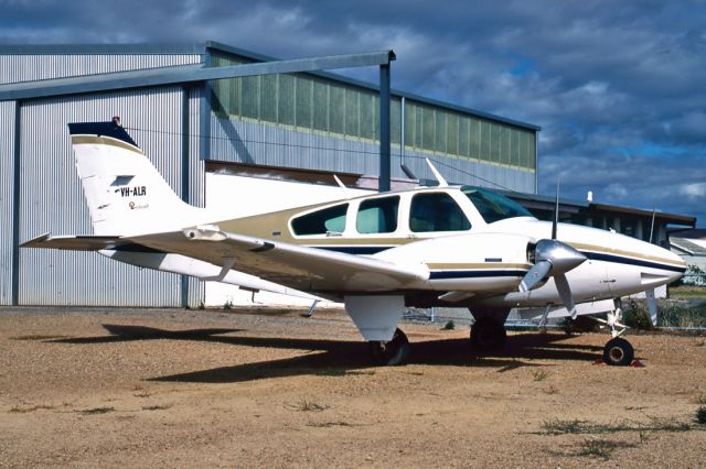 Beechcraft 55 Baron (VH-ALR) - BEECH B55 BARON (95-B55) REG : VH-ALR (CN TC/1739) - PARAFIELD ADELAIDE SA. AUSTRALIA - YPPF