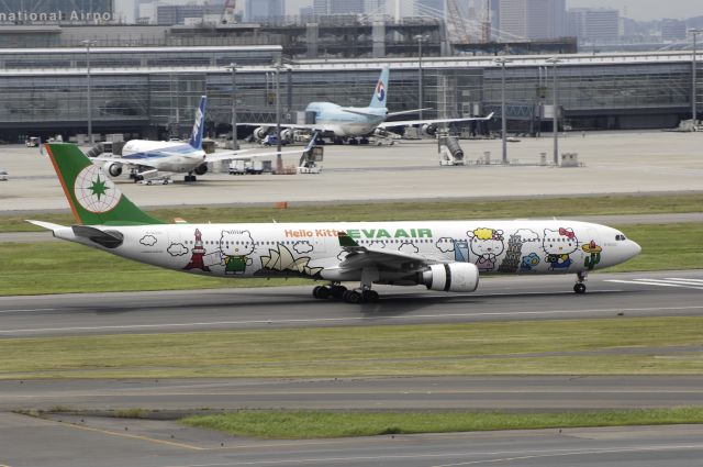 Airbus A330-200 (B-16333) - Landing at Haneda Intl Airport Rwy34L on 2013/07/20 "Hello Kitty Around the World c/s"