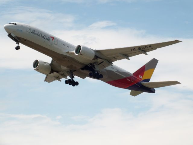 Boeing 777-200 (HL8254) - ASIANA AIRLINES