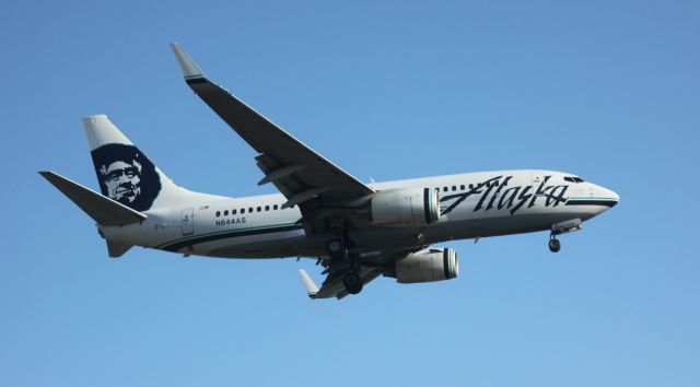 Boeing 737-700 (N644AS) - Landing 24R, 08/08/2012