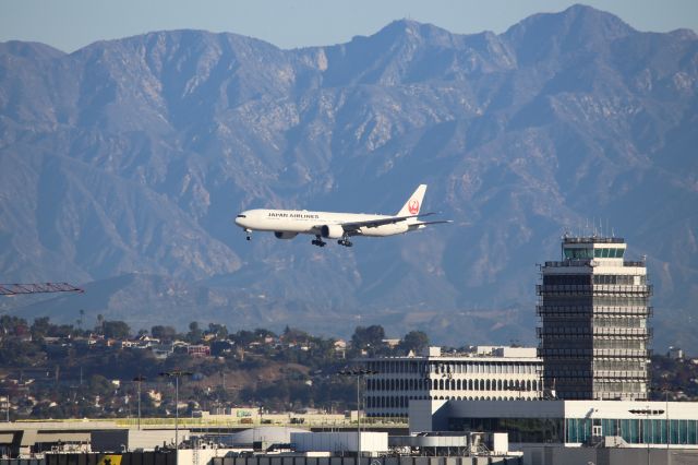 BOEING 777-300ER (JA736J)